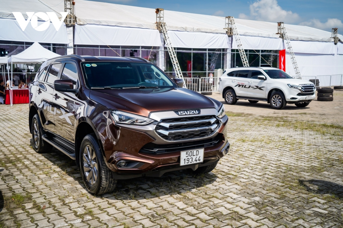 Isuzu mu-X giảm 240 triệu đồng, mong cạnh tranh với Ford Everest?